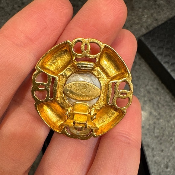 Elegant Chanel Gold-Tone Clip-on Earrings - Picture 6 of 9